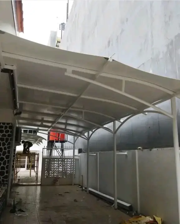 Atap membran kuat dan tahan lama terpasang di teras rumah di Jakarta
