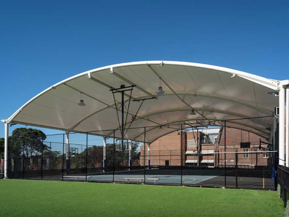 Tenda Membran Lapangan Padel dengan desain modern