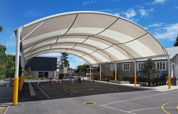 Tukang Kanopi Membran Profesional Sukabumi sedang mengerjakan proyek